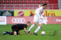 2. Fussball Bundesliga: Marko Futacs (li, FC Ingolstadt ) gegen Adam Straith (re, Cottbus)