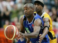 Basketball 1. Bundesliga: Tuebingen - Karlsruhe, Zweikampf