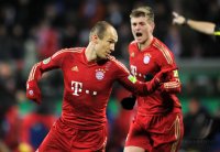 Fussball DFB Pokal 11/12 : JUBEL nach dem TOR zum 1:2 Arjen Robben, Toni Kroos (v.li., FC Bayern Muenchen)