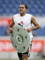 Fussball 1. Bundesliga: Duisburg - Hamburg, AILTON mit Schale