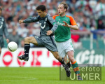 Fussball 1. Bundesliga: Bremen - Hannover, Zweikampf