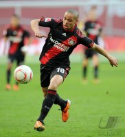 Fussball: 1. Bundesliga Saison 2010/2011: Leverkusen, SAM am Ball
