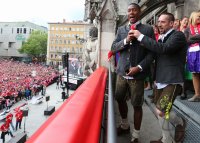 Fussball 1. Bundesliga  Meisterfeier FC Bayern Muenchen 14/15: David Alaba und Franck Ribery