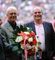 Fussball 1. Bundesliga Saison 2010/2011: Franz Beckenbauer zum 65 Geburtstag mit Praesident Uli Hoeness  (FC Bayern Muenchen)