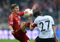 Fussball 1. Bundesliga, Saison 2012/2013:  Bastian Schweinsteiger (li, FC Bayern Muenchen) gegen Pirmin Schwegler (Eintracht Frankfurt)