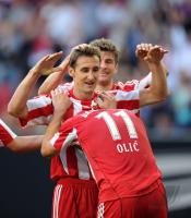 Fussball Supercup: JUBEL nach dem zum Tor zum 2:0, Thomas Mueller, Miroslav Klose, Ivica Olic (v. li., FC Bayern Muenchen)