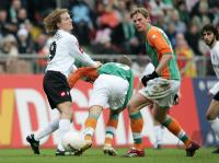 Fussball 1. Bundesliga: Bremen - Moenchengladbach, Zweikampf