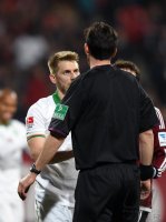 Fussball 1. Bundesliga 13/14:  Fair Play Aaron Hunt (SV Werder Bremen)