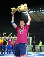 Fussball: DFB Pokal Finale:  Jubel mit Pokal Julian Draxler (FC Schalke 04)