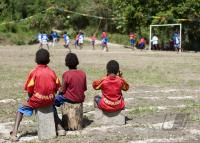 FUSSBALL: FEATURE KINDER SPIELEN FUSSBALL IN DER SUEDSEE