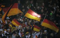 FUSSBALL INTERNATIONAL: Deutschland, AOGO und MERTESACKER