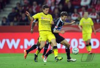 Fussball 1. Bundesliga :  Robert Lewandowski (li, Borussia Dortmund)gegen Dennis Diekmeier (re, Hamburger SV)