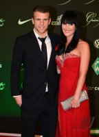 Fussball, 1. Bundesliga Saison 2012/2013: Lukas Schmitz posiert mit Freundin Kathrin Klotz