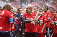 Fussball, 1. Bundesliga  Saison 13/14: Jubel FC Bayern Muenchen mit Schale