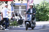 Oberbuergermeister Boris Palmer (Parteilos) bei einer Probefahrten mit einem E-Roller