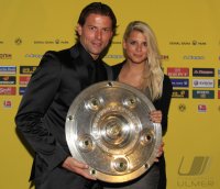 Fussball Deutscher Meister 2010/2011:  Borussia Dortmund; Roman Weidenfeller  mit  Meisterschale