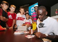 FUSSBALL 2. BUNDESLIGA  19/20 Trikotpraesentation des VfB Stuttgart bei Intersport Haendler Micki Sport in Rottenburg am Neckar