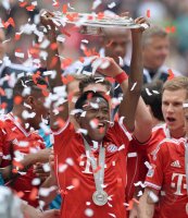 Fussball 1. Bundesliga  Saison  2012/2013: David Alaba (FC Bayern Muenchen) mit Schale