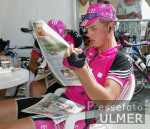 Tour de Suisse 2003 7. Etappe  Stephan Schreck (GER; Telekom) beim Zeitung lesen