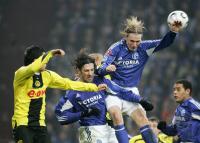 Fussball 1. Bundesliga: Schalke - Dortmund, Zweikampf