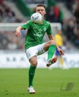 Fussball 1. Bundesliga, Saison 2011/2012: Tom Trybull (SV Werder Bremen) Einzelaktion am Ball