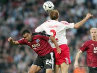 Fussball 1. Bundesliga: Koeln - Hamburg, Zweikampf