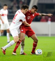 Fussball 1. Bundesliga :  William Kvist (li, VfB Stuttgart)  gegen Luiz Gustavo (FC Bayern Muenchen)
