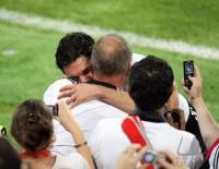 FUSSBALL EURO 2008: BALLACK(Deutschland) umarmt seinen Vater Stephan