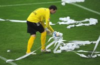 Fussball 1. Bundesliga : Torwart Raphael Schaefer (1 FC Nuernberg) muss seinen Strafraum von Papierrollen und Klopapier befreien, aufraeumen