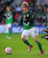 Fussball: 1. Bundesliga Saison 2010/2011: Bremen, MARIN am Ball