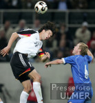 Fussball Testspiel: Deutschland - Russland, Zweikampf