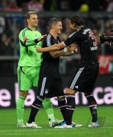 Fussball International Audi Cup 2011: Torwart Manuel Neuer, Bastian Schweinsteiger, Daniel van Buyten (v. li., FC Bayern Muenchen)