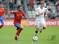 Fussball U21-EURO 2011 Halbfinale:  Juan Mata (li, Spanien) gegen Pavel Nekhaychik (re, Weissrussland)
