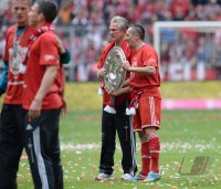 Fussball 1. Bundesliga  Saison  2012/2013:  Franck Ribery (FC Bayern Muenchen) und Trainer Heynckes (FC Bayern Muenchen) mit Schale