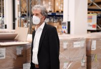 Uebergabe Corona-Schnelltests an Tuebingens Oberbuergermeister Palmer (Die Gruenen)