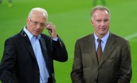 Fussball CHL  Saison 2011/2012: Ehrenpraesident Franz Beckenbauer, Vorstandsvorsitzender Karl Heinz Rummenigge  (v. li., FC Bayern Muenchen)