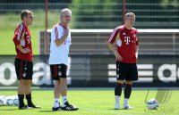 Fussball 1. Bundesliga: Torwart Rouven Sattelmeier, Trainer Jupp Heynckes , Bastian Schweinsteiger (v. li., FC Bayern Muenchen)