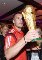 FUSSBALL WM 2014, FINALE: Lukas Podolski (Deutschland) mit WM Pokal