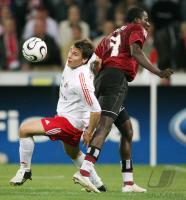 Fussball 1. Bundesliga: Koeln - Hamburg, Zweikampf