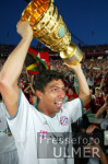 Fussball DFB-POKAL: BAYERN - LAUTERN, ELBER mit Pokal