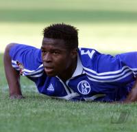 Emile Mpenza am Boden