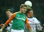 Fussball DFB-Pokal: Bremen - Luebeck, Zweikampf