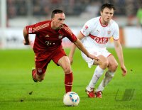 Fussball 1. Bundesliga :  Franck Ribery (li, FC Bayern Muenchen) gegen William Kvist (VfB Stuttgart)
