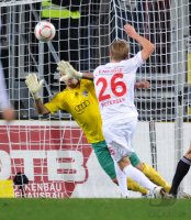 2. Fussball Bundesliga:  Tor zum 1:2 Nils Petersen (re, Cottbus) gegen Torwart Sascha Kirschstein (li, FC Ingolstadt )