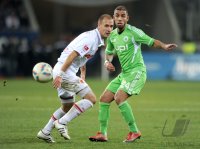 Fussball 1. Bundesliga, Saison 2011/2012: Dominik Reinhardt (li, FC Augsburg) gegen Ashkan Dejagah (VfL Wolfsburg)