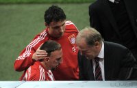 Fussball 1. Bundesliga : Franck Ribery (FC Bayern Muenchen) vor der Einwechslung mit Mark van Bommel, Co Trainer Hermann Gerland