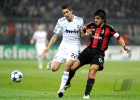 Fussball Champions League  Saison 2010/2011: ANGEL DI MARIA (li, Real Madrid) gegen Gennaro Gattuson (re, AC Mailand)