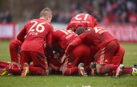 Fussball Regionalliga Sued 2012/2013:  Jubel nach dem Tor zum 1:0 mit Daniel Wein, Vladimir Rankovic, Fabian Huerzeler, David Vrzogic  und Dale Jennings (v. li., FC Bayern II)