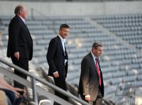 Fussball 1. Bundesliga : FCB Praesident Uli Hoeness, Vorstandsvorsitzender adidas AG Herbert Hainer, Vorstand Karl Hopfner (v. li., FC Bayern Muenchen)