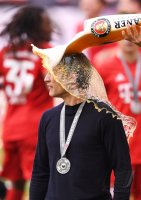 Fussball 1. Bundesliga Saison 18/19: Meister FC Bayern Muenchen / Bierdusche
